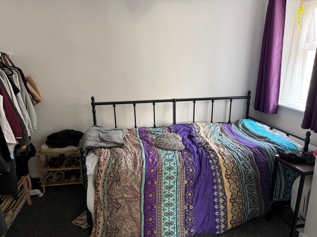 Lot: 143 - PATIO FLAT ON SEAFRONT - Second bedroom with window